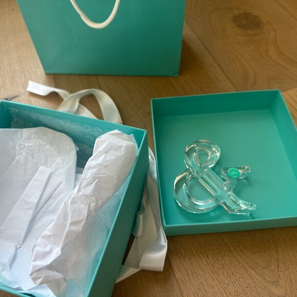 Tiffany & Co Ampersand Crystal Glass Paperweight - Picture 6 of 6